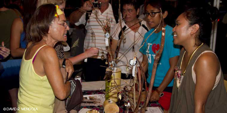 Bayside Palau B&B: Local vendor selling Palauan-made products to a visitor during the Palauan Night Market in downtown Koror.
