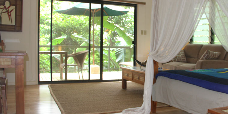 Bayside Palau Bed & Breakfast: Inn room looking toward the balcony